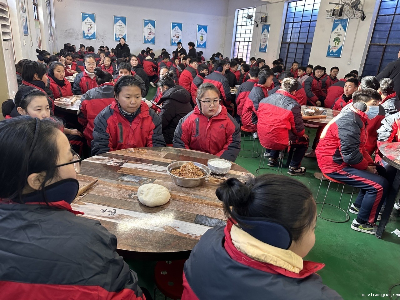 冬至佳节，必威betway中文官网学子齐聚一堂，包饺子品味温馨时光_m.xinmiyue.com