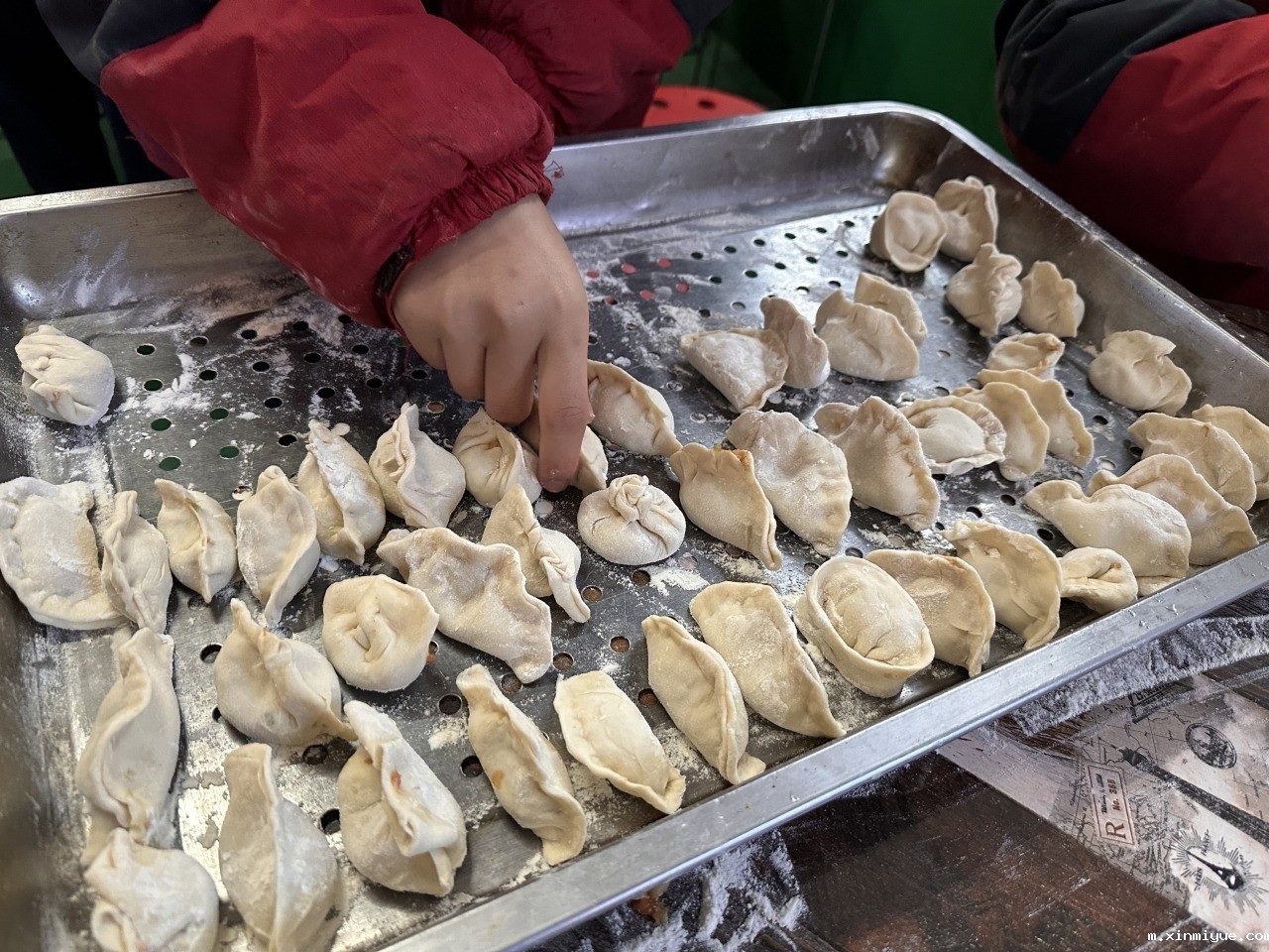 冬至佳节，必威betway中文官网学子齐聚一堂，包饺子品味温馨时光_m.xinmiyue.com