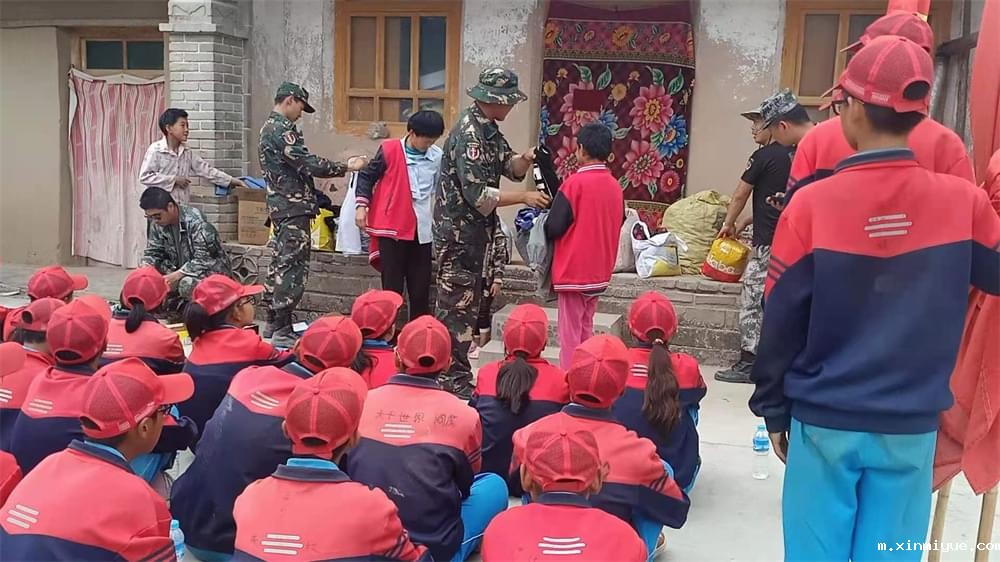 贫困山村夏令营：在军训磨炼中铸就孩子的成长之路_m.xinmiyue.com